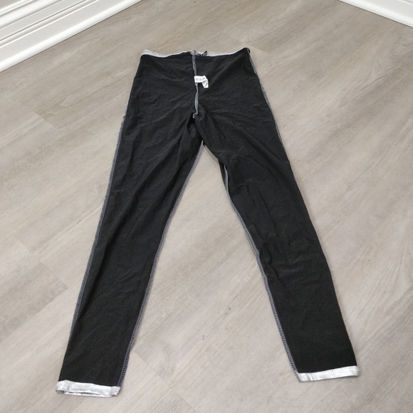 NWOT Boohoo holographic iridescent leggings - Picture 13 of 17